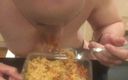 Michellexm: Topless cozinha em topless em um pequeno gstring fazendo minha...