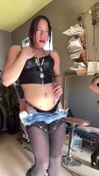 Sexy Lil striptýz, zatímco žije na kameře
