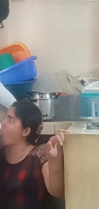 Trabajadora doméstica follando y chupando cuando mi esposa está distraída
