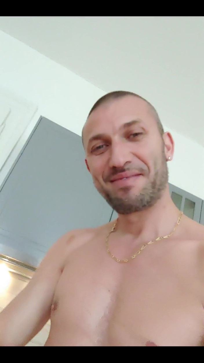 Boy jerking off: Garoto se masturbando 
