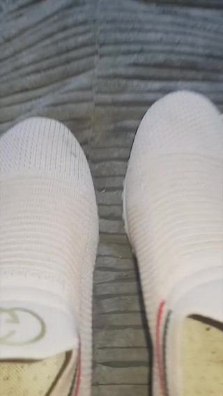 Simp to my ebony feet: 내 더러운 3 일 착용 트레이너 안에 와서 봐
