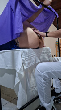Ujian ginekologi berakhir dengan orgasme pasien dan mani muncrat dokter.