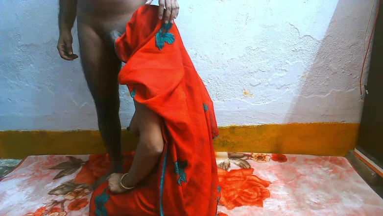 Busty Banuu: Возбужденная невестка Дели трахается с шурином ночью.