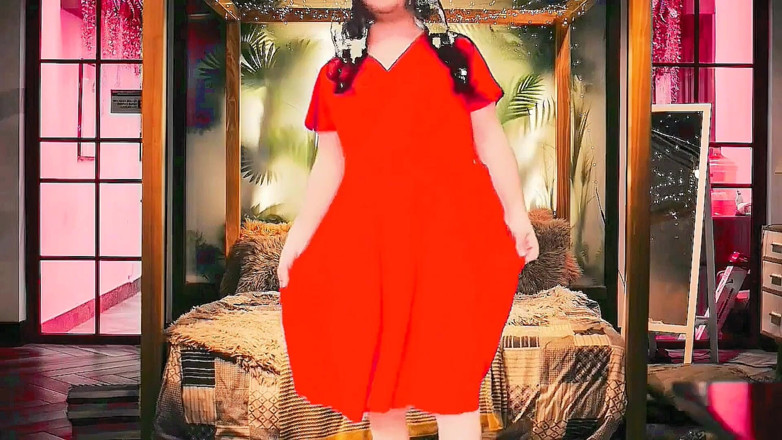 Kitty_Cross: Süßes trans-mädchen posiert in übergroßem weichem hoodie