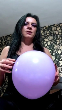 Fétiche de ballon en pyjama en satin, jeu de ongles et popping de ballon aux pieds nus