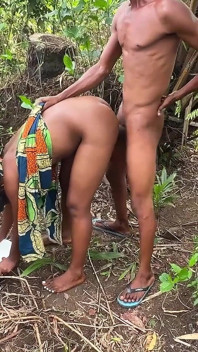 Casal fode ao ar livre na floresta