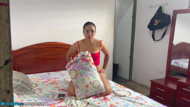 MeGanSxx: Fosta mea cumnată face poze în camera alăturată.