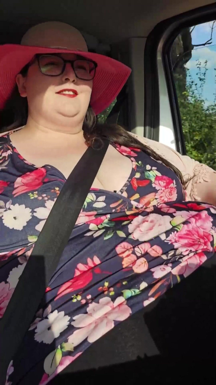 SSBBWLadyBrads: SSBBW in auto gioco con la pancia