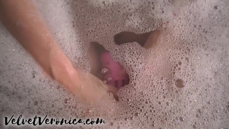 VelvetVeronica: Limpando seu tubo durante a castidade