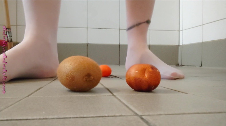 Carmen_Nylonjunge: Footplay in pantyhose with fruit