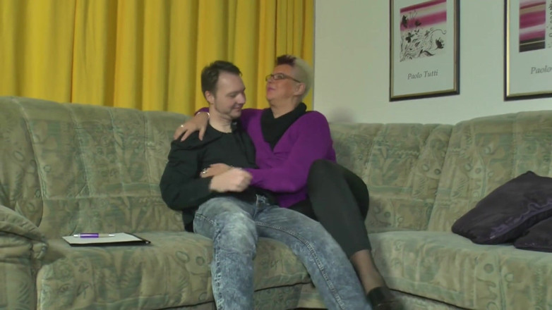 Mature Climax - 100% Mature Videos: Nenek semok kulit putih dengan rambut warna warni dientot habis-habisan...