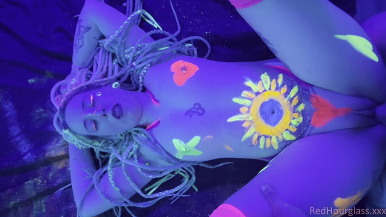 Red Hourglass Amateurs: Blacklight fun з Мелані Шугар