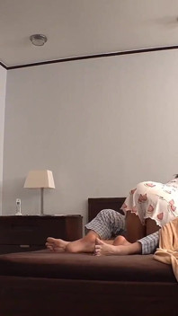 Opálená kráska nevlastní neteř ukazuje prsa část 2