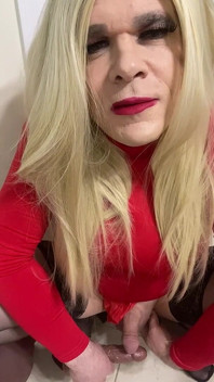 Cachonda crossdresser chorrea en un consolador manos libres y luego chupa habla sucio a la cámara