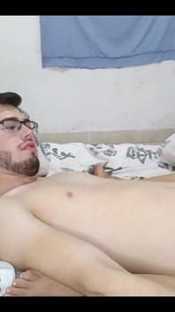 Guarda come questa mora con culo grosso e tette grandi si siede sul mio grosso cazzo che ha appena sborrato a miami in Florida