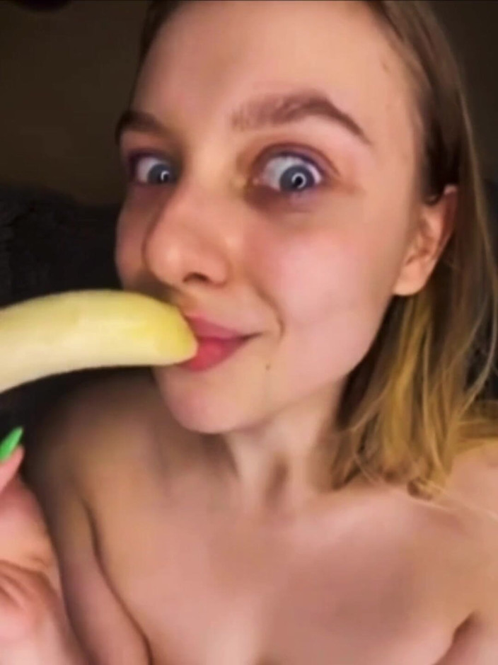 JuiceLussie: 大きなディルドを使ったエクストリームフェラチオ