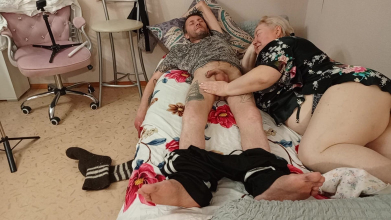 Zona901: Une belle-mère taille une pipe et avale du sperme