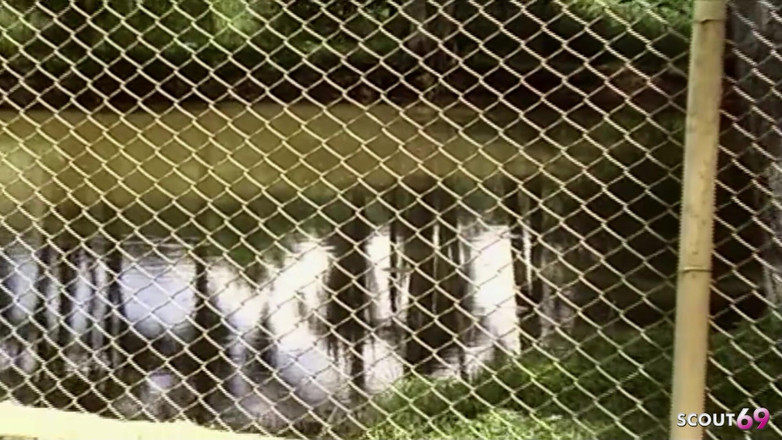 Shemale TS Collection: Latina Tranny ošukaná do zadku sexy hubenou teenagerkou se straponem