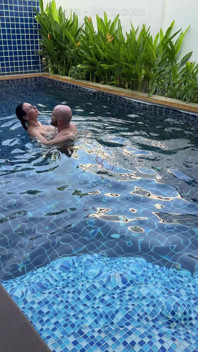 pool divas: bare stanon vaali patni apne premi ke saath masti kar rahi hai. bare stan, sooraj aur bara land