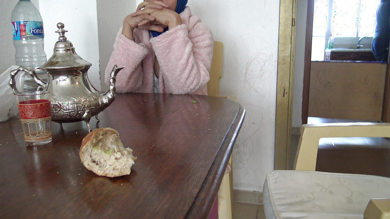 Souzan Halabi: Arabská žena ukazuje chlupatou kundičku svému dospívajícímu nevlastnímu synovi