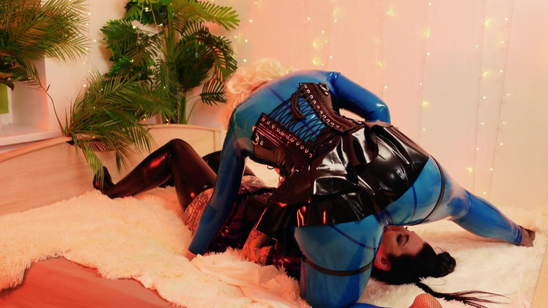 Arya Grander: Videoclip în culise cu cauciuc din latex - 2 fete lesbiene fac sex...