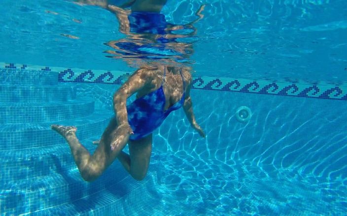 SweetSusi: Mit neuem badeanzug im piscina