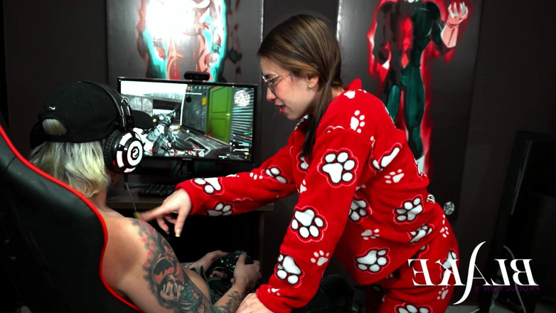 Zac the Cuckold: Fată slabă dependentă de penis suge și călărește pe penisul fratelui...