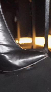 Sepatu hak tinggi ini bisa bikin kontolku menganga lebar