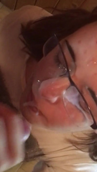 Pov thổi kèn với cym trên kính của tôi