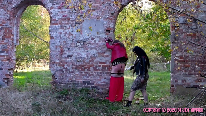 Domina Lady Vampira - SM Studio Femdom Empire: Visualización al aire libre 1