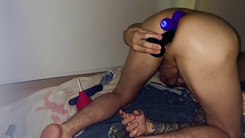 Elijahanal: Une ado se fait sodomiser par deux godes