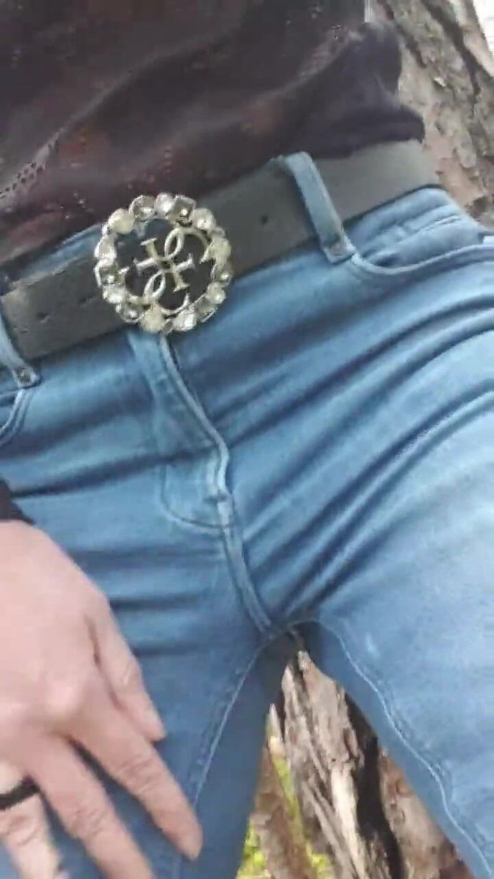 JulieEroticDress: Ходжу оголеною на відкритому повітрі та сквіртую