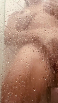 MILF filmt sich selbst beim waschen ihrer haarigen muschi im badezimmer