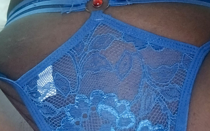 Briita: 침대에서 내 보지를 핑거링하고 섹시한 파란색 란제리를 입고