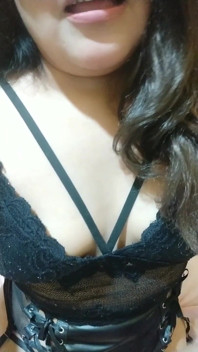 Bawię się pochwą, włożyłem w nią duży dildo, który wyjmuje wszystkie soki