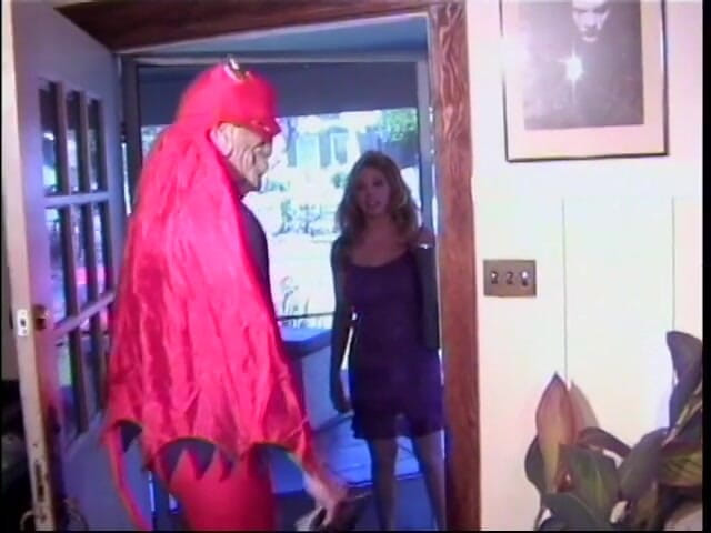 Old Good Porn: Blond dziwka uwielbia walić w kanapę i podskakują jej duże...