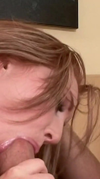 Tante seksi rambut merah yang super sange ini akhirnya memulai pesta seks liarnya
