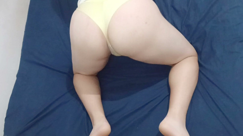 amateurbrazilian: Mężczyzna w łóżku ubrany w majtki damskie