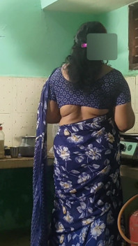 ババナのおばさんがキッチンで働いていて、私をセックスに招待し、私は彼とセックスをしました