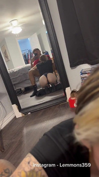 Curvă blondă sexy suge pula în oglindă