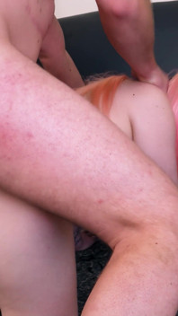 Chica con curvas alemana le da a Sugar-Daddy sin condón después de la gira de compras