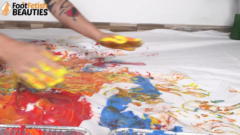 Foot Fetish HD: Bruneta Diva Coats picioarele ei și mâinile cu vopsea pentru a...