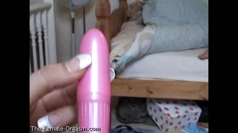 Fem Flood: Blonde hure befriedigt ihre möse mit vibrator