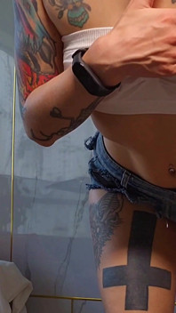 Giovane bellezza magra seduce con pantaloncini strappati
