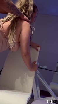 Cô vợ đầy đặn làm cho chồng cô ấy một cuckold đụ một chàng trai khác