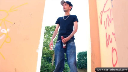 Sk8terBengel: Zabawa na świeżym powietrzu i palenie w pończochach
