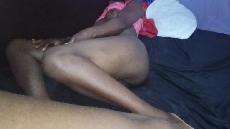 SPICYIT: Mükemmel götlü zenci kız bacaklarını geniş açarak büyük siyah yarağı...