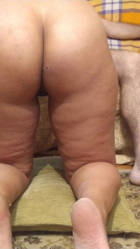 Minha namorada amante indiana com uma bunda grande lambe meu pau e goza na boca