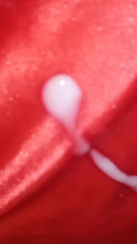 Maricas Leatransteen se masturbando e gozando em um corpo de cetim vermelho