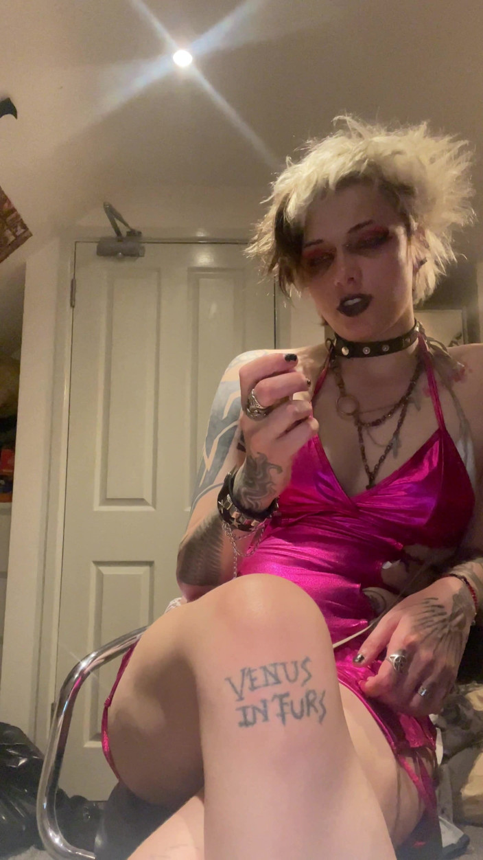 Glitterqueen1999: Người bạn Goth ở lại bắt gặp bạn sục cu và...